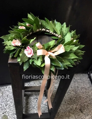 Cestino di rose quadrato con orchidee