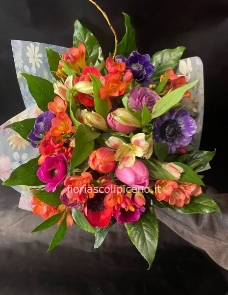 Bouquet di rose e fiori bianchi