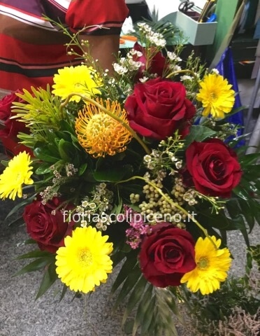 Bouquet di rose e fiori bianchi