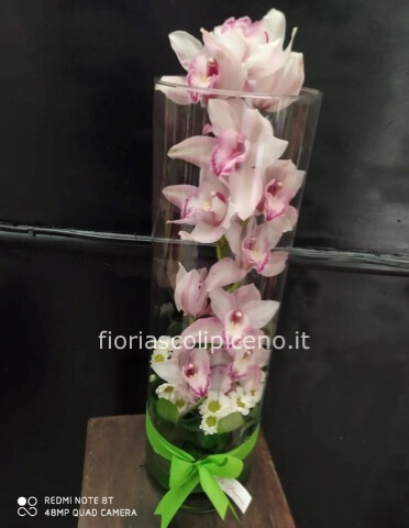 Composizione di fiori freschi in vaso di vetro