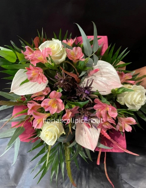 Bouquet tonalità delicate con anthurium 