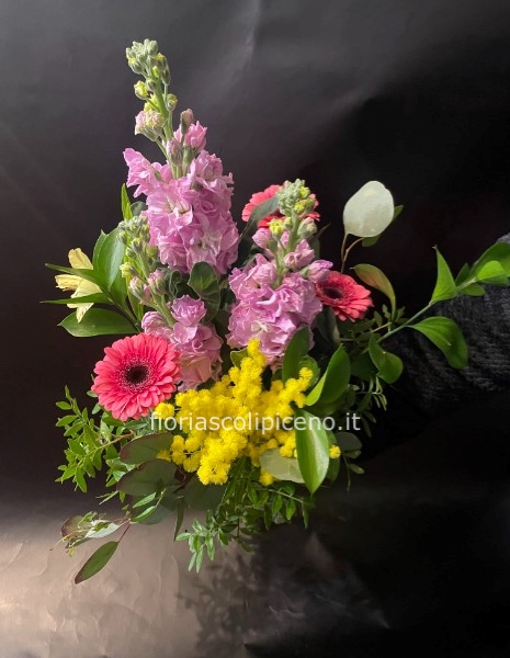 Bouquet con fiori di stagione con mimosa