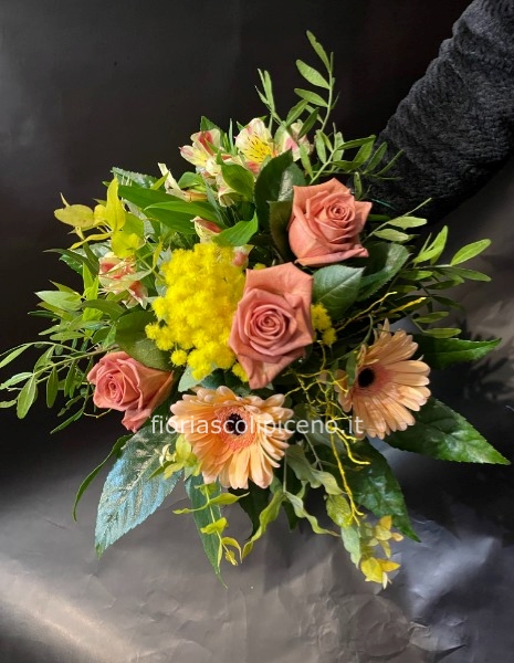 Bouquet elegante con mimosa