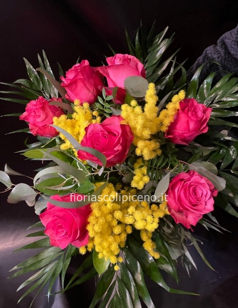 Bouquet di rose colorate con mimosa